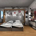 מלון Up